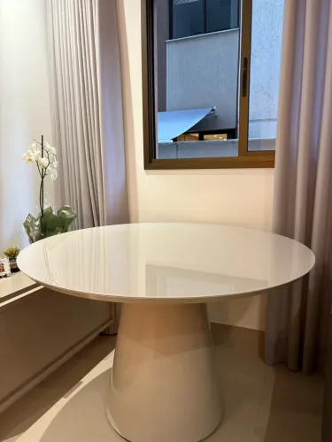 Mesa de Jantar Redonda com Tampo de Vidro Laqueado Bege - 1,20 m