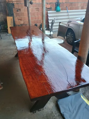 Mesa de madeira a venda.