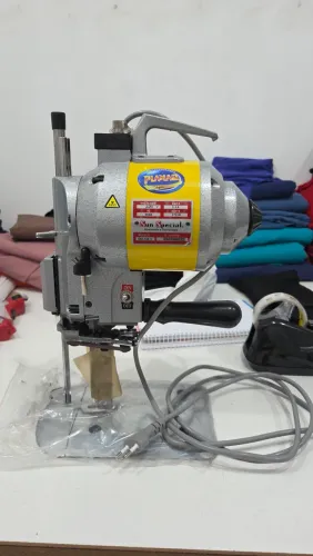 Maquina de corte de tecido industrial.