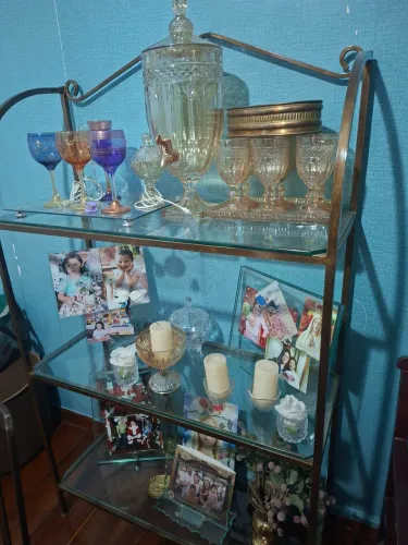 Cristaleira de vidro e ferro linda