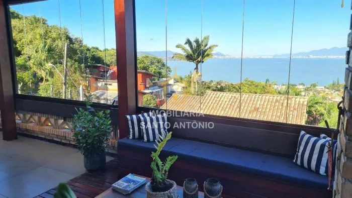 Casa com Vista para o mar no bairro Sambaqui - Florianópolis.