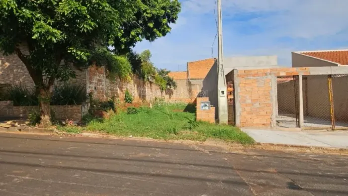 Vende-se terreno plano com água e luz no jardim universal - bem localizado