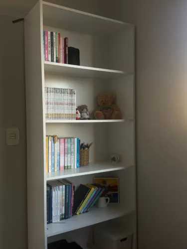 Estante de livros branca 