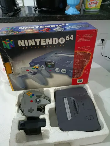 Nintendo 64 na caixa, funcionando perfeitamente