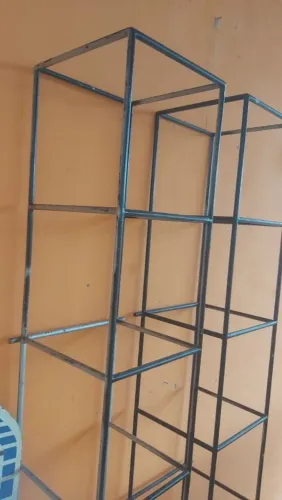 Estante de aço reforçada em bom estado.