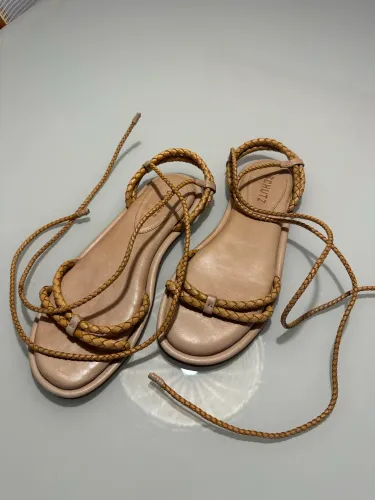 sandália rasteira | schutz | caramelo
