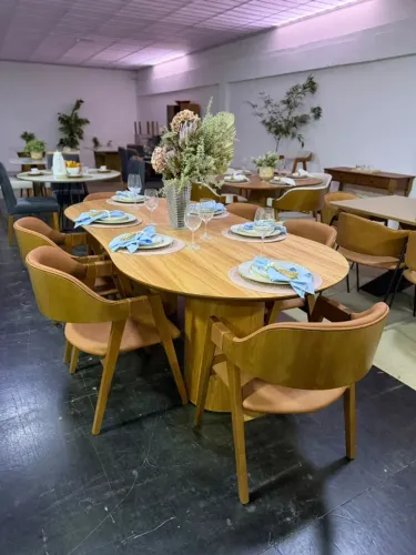 Mesa Aula 2,20x1,00 base e 6 cadeiras em madeira maciça, tecido corano