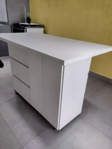 Mesa Branco MDF Novinha, Base Armário 2 portas/ 3Gavetas/Corrediças Telescópicas/Rodízios