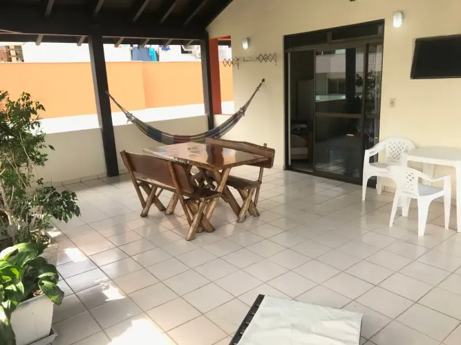 Apartamento de Cobertura para locação de temporada na quadra da Praia Norte da ilha de Flo
