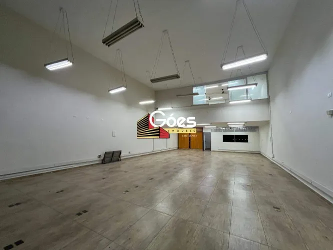 Salão comercial para alugar no Centro de Santo André, em frente à Praça do Carmo