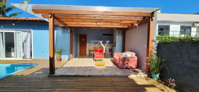 Casa com 4 Quartos, 494 m² e Piscina à 5 min da Praia do Campeche - Florianopolis/SC