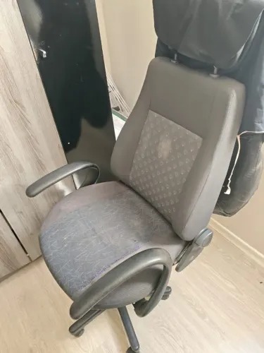 Cadeira de escritório, feita a partir de banco de carro