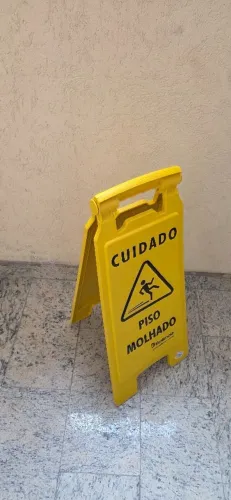 Placa Sinalizadora Bralímpia Piso Molhado Compacta Amarela