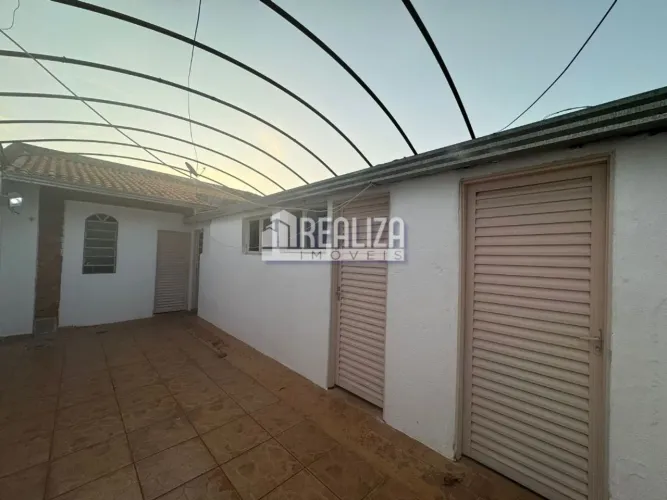 Casa com 9 Quarto(s) e 2 banheiro(s) para Alugar, 200 m² por R$ 3705 / Mês