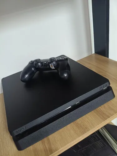 Ps4 slim muito conservado com garantia 