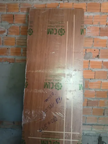 Porta nunca usada no plástico novinha vem com maçaneta e chaves e juntas da porta