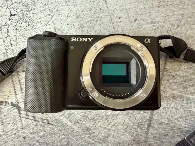 Sony ZV-E10 (apenas corpo) com Lexxar Professional 128gb, Lapela Sony e Bag