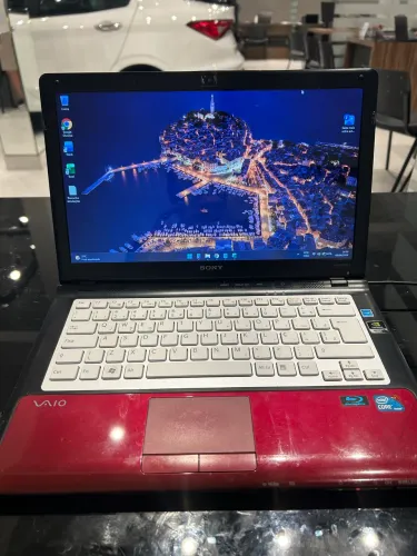Notebook Sony Vaio Premium (Tela 14" / Core i3 / Placa de Vídeo Dedicada / Blu-ray)