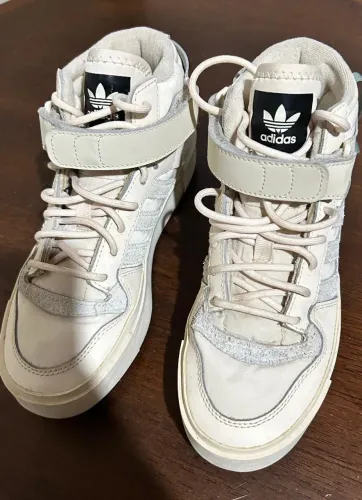 Tênis adidas botinha semi-novo 35