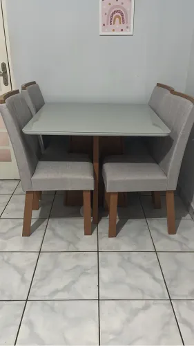 Vendo mesa 4 cadeiras 