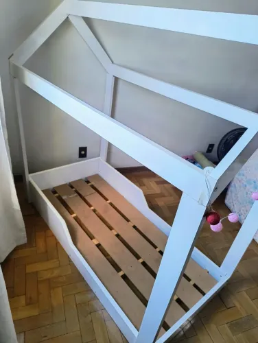 Cama montessoriana infantil