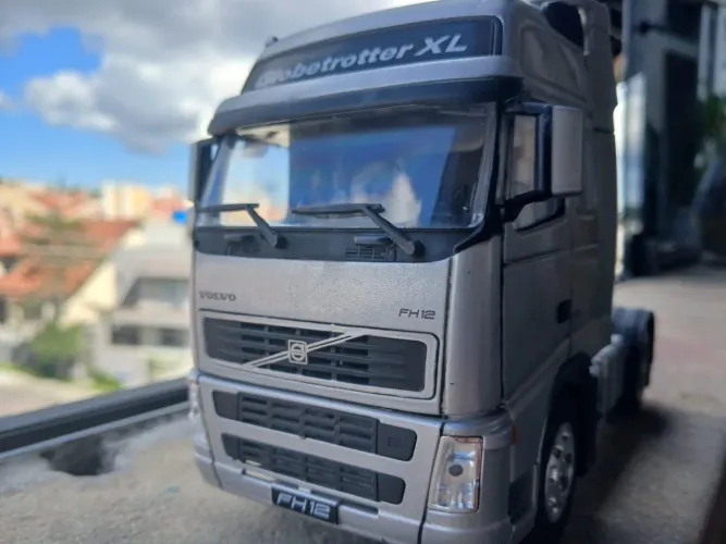 Miniatura caminhão Volvo FH12