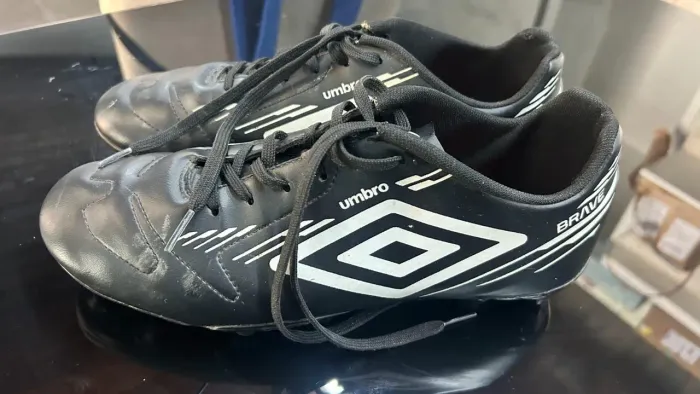 CHUTEIRA UMBRO TAMANHO 40