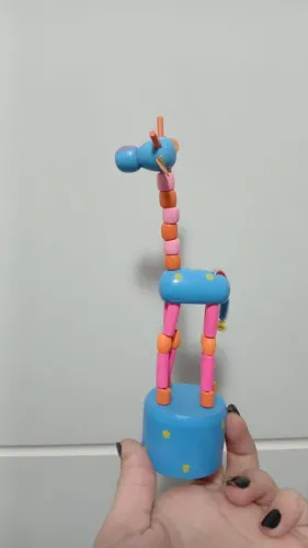 Girafa articulada em madeira - brinquedo
