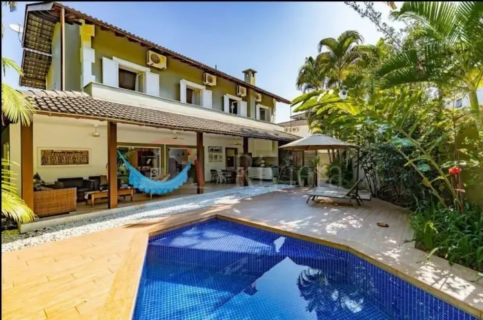 Casa Para Locação Anual na Praia da Baleia em Condominio Fechado