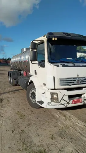 Volvo 260 com tanque químico inox
