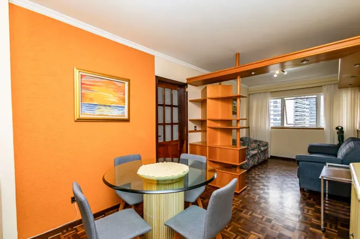 Apartamento mobiliado para Locação no Centro Cívico de Curitiba-PR: 2 Quartos, 2 Salas, 1