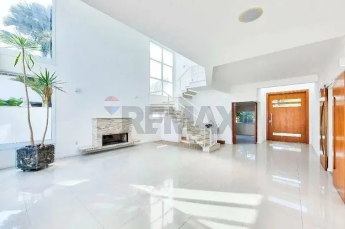 Casa em condomínio com 04 suítes e piscina para locação