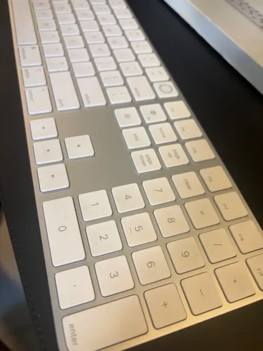 Apple Magic Keyboard com Touch ID e Teclado Numérico Branco - Original