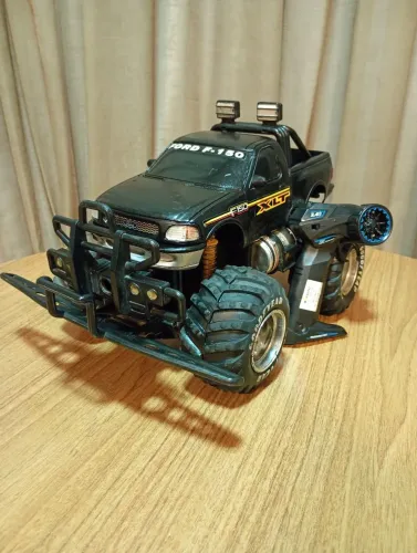 Picape RC F150 Ford preta com controle remoto. 