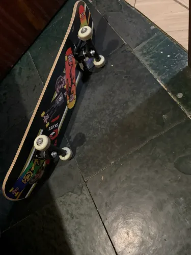 Skate iniciante semi novo! Com kit de proteção