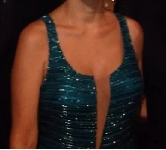 Vestido de festa todo bordado em paetê , missanga e canutilho na vir verde esmeralda