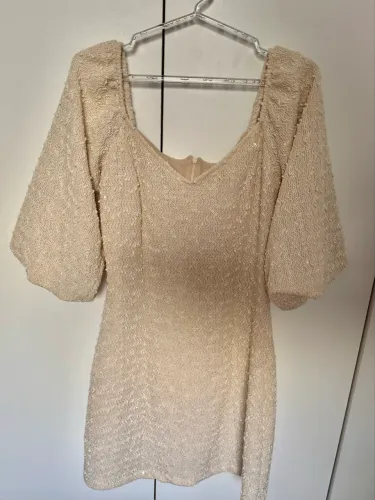 vestido bordado com mangas bufantes