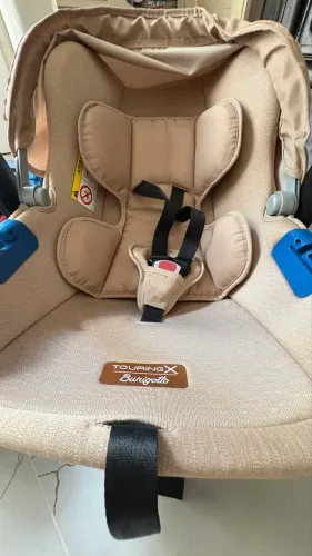 Bebê conforto Burigotto Touring X com base.