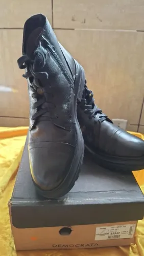 Bota Eron Democrata 
