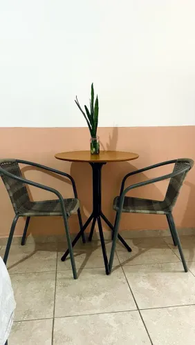 Mesa com duas cadeiras