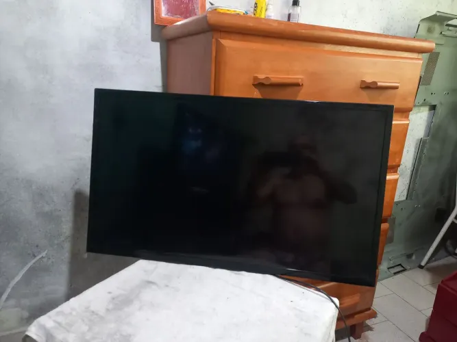 TV SAMSUNG UN32F5500 COM DEFEITO.