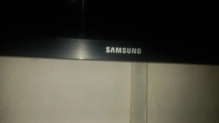Vendo TV Samsung 43 polegadas, sai áudio mais a tela tá branca acompanha controle .