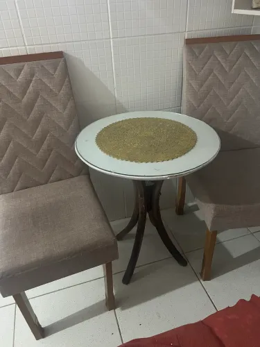 Vende-se mesa com duas cadeiras