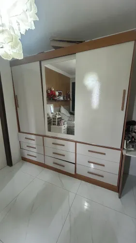 Vendo armário off white 3 portas de correr com espelho  
