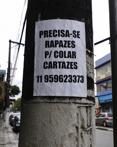 PRECISA-SE DE COLADORES DE CARTAZES E LAMBE LAMBE.