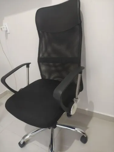 Cadeira de escritório semi nova