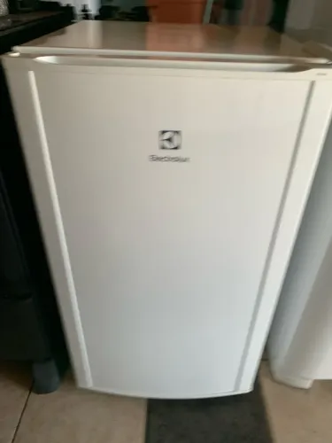 Vendo esse frigobar semi novo Electrolux
