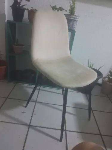 Mesa com quatro cadeiras