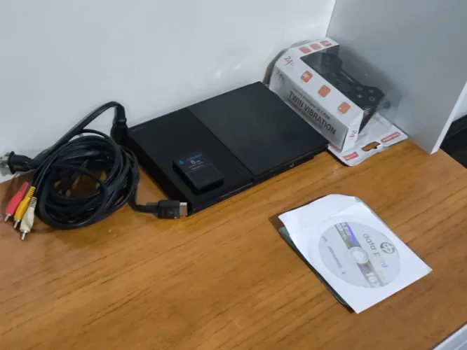 Ps2 silim ?com manete sem fio!? + Memória card+ 5 jogos+ todos os cabos necessários!!!!!