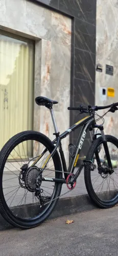Bike caloi 12V aro 29 Susp.C/tr<br>Relação super nova<br>Suspensão com trava<br>Freios hidráulicos